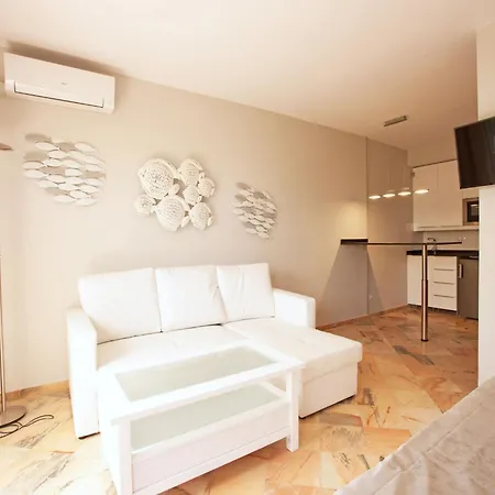 In Beachfront With Pool Apartman